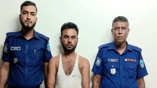 মাদকাসক্ত ছেলেকে পুলিশের হাতে দিলেন বাবা