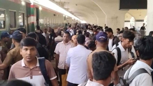 ঈদ শেষে ঢাকায় ফেরা মানুষের ঢল, টার্মিনালজুড়ে ভিড় ও ব্যস্ততা