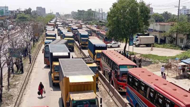 বকেয়া বেতন ও ভাতার দাবিতে ঢাকা-চট্টগ্রাম মহাসড়ক অবরোধ করেছেন নাসা গ্রুপের শ্রমিকরা। আজ মঙ্গলবার (৭ এ...