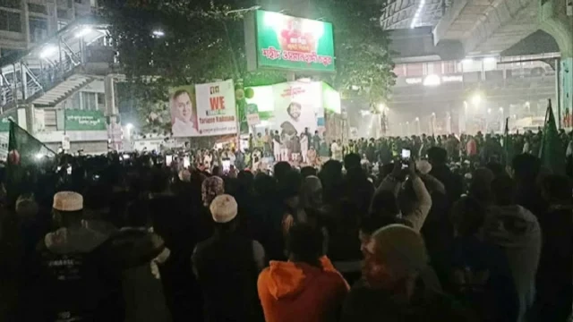 ওসমান হাদি হত্যা: শাহবাগে অবরোধ চালিয়ে যাওয়ার ঘোষণা ইনকিলাব মঞ্চের