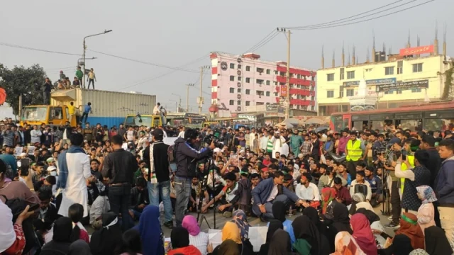 হাদি হত্যার বিচার দাবিতে চট্টগ্রাম–কক্সবাজার মহাসড়ক অবরোধ