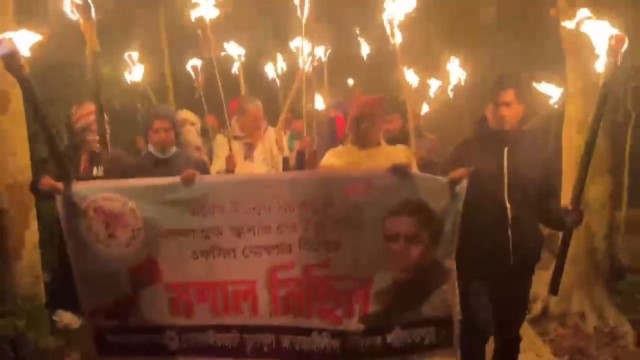 গভীর রাতে মশাল মিছিল করেছে আওয়ামী লীগ