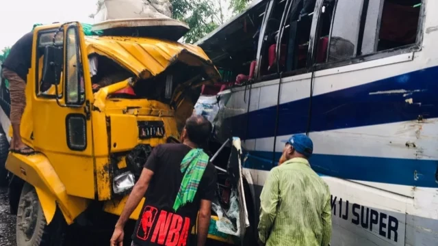 ঢাকা-পাবনা মহাসড়কে বাস-ট্রাক সংঘর্ষে ৩ জন নিহত, আহত ১০