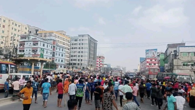 বকেয়া বেতনের দাবিতে ঢাকা-ময়মনসিংহ মহাসড়ক অবরোধ