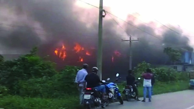 কেরানীগঞ্জে ম্যাচ ফ্যাক্টরিতে ভয়াবহ আগুন