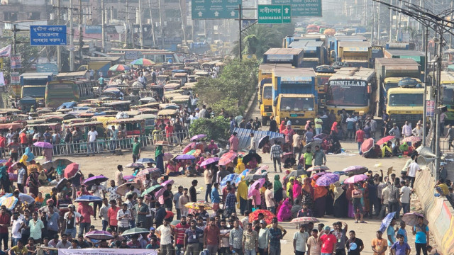 বকেয়া বেতনের দাবিতে সাভারে মহাসড়ক অবরোধ