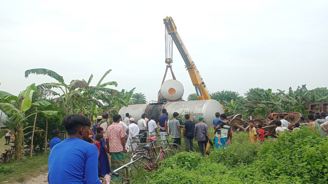 চুয়াডাঙ্গায় তেলবাহী ৮ ট্যাংকার লাইনচ্যুত, ১০ ঘণ্টা পর ট্রেন চলাচল স্বাভাবিক