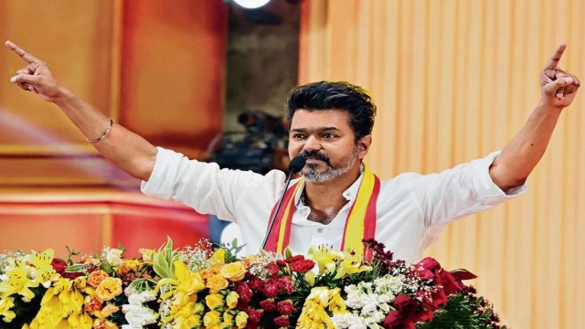 মুখ্যমন্ত্রী হওয়ার পথে থালাপতি বিজয়, এগিয়ে ১৪৫ আসনে