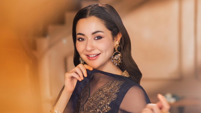 বিচ্ছেদ ভুলে পুরোনো প্রেমে হানিয়া আমির