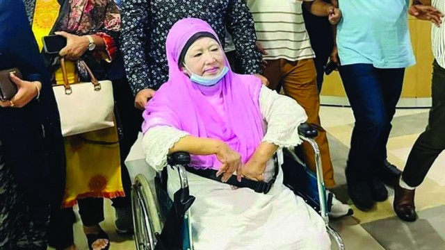 হাসপাতালে চিকিৎসা শেষে বাসায় ফিরলেন খালেদা জিয়া