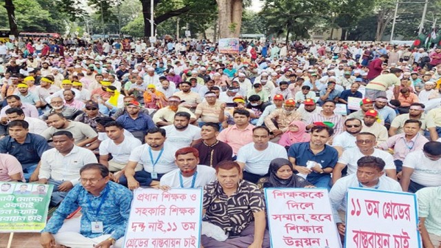 প্রাথমিকের আন্দোলনকারী ৪২ শিক্ষক নেতাকে অন্য জেলায় বদলি