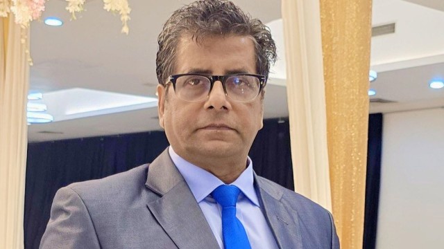 ডিবি কার্যালয়ে সাংবাদিক আনিস আলমগীর