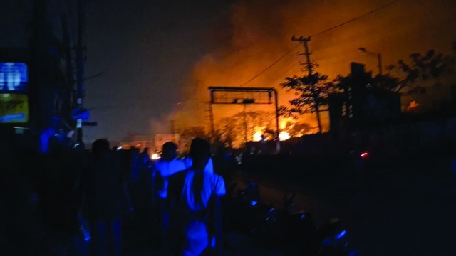 কক্সবাজারে ফিলিং স্টেশনে বিস্ফোরণ, আগুনে ক্ষতিগ্রস্ত অর্ধশতাধিক স্থাপনা