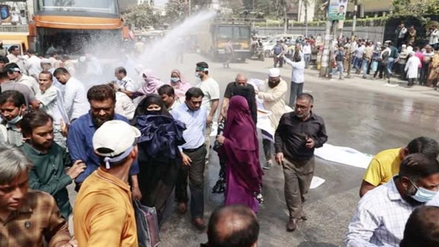 বাংলাদেশ ব্যাংকের সামনে আমানতকারীদের বিক্ষোভ