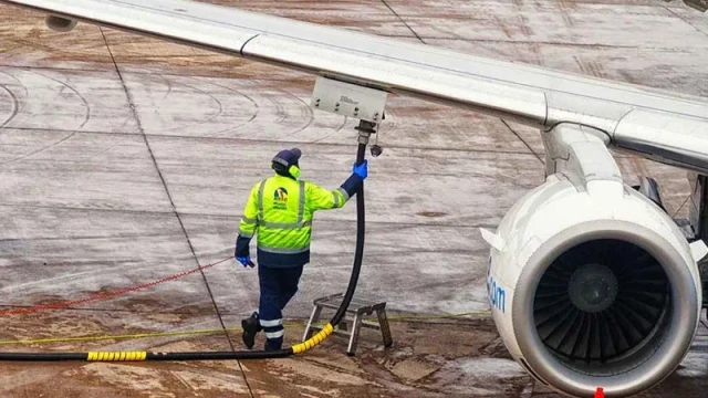 জেট ফুয়েলের দাম লিটারে বাড়ল ২৫ টাকা, বাড়তে পারে বিমান ভাড়া