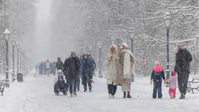 প্যারিসে ভারী তুষারপাত অব্যাহত, দুই দিনের সতর্কতা জারি