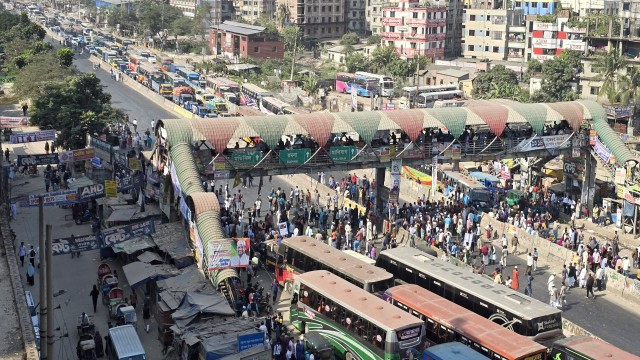 শনির-আখড়ায় গ্যাসের দাবিতে ঢাকা-চট্টগ্রাম মহাসড়ক বন্ধ, ব্যাপক যানজট