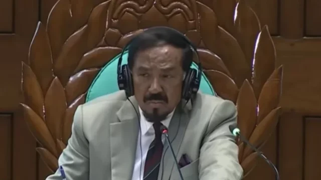 সংসদের অধিবেশন কক্ষে কিছু খাচ্ছিলেন এমপি, ধরে ফেললেন স্পিকার