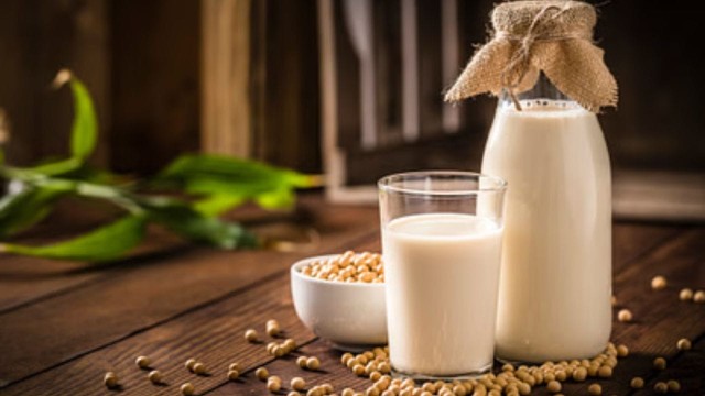 গরুর দুধের ৭টি জাদুকরী উপকারিতা: কেন এটি প্রতিদিনের খাদ্যতালিকায় রাখবেন?