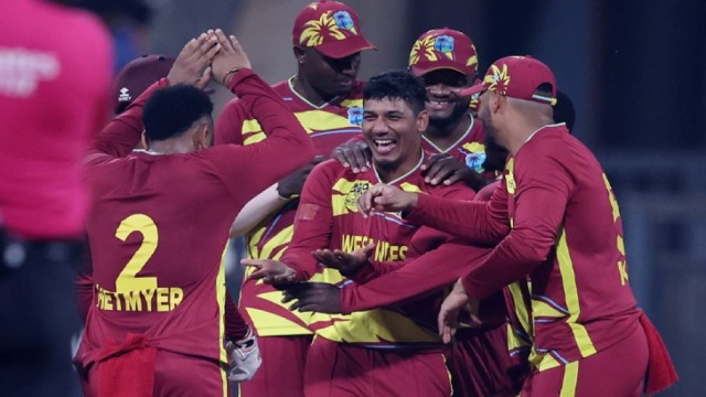 ইংল্যান্ডকে ৩০ রানে হারিয়ে গ্রুপে শীর্ষে উইন্ডিজ