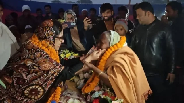 যে কারনে রুমিন ফারহানাকে টাকা দিলেন এক বৃদ্ধা