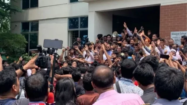 উত্তরায় পুলিশ-শিক্ষার্থী মুখোমুখি, অবরুদ্ধ দুই উপদেষ্টা ও প্রেস সচিব
