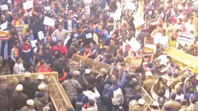 দিল্লিতে বাংলাদেশ হাইকমিশনের সামনে বিক্ষোভ, ব্যারিকেড ভাঙার চেষ্টা