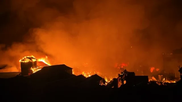 ৫ ঘণ্টা পর নিয়ন্ত্রণে কড়াইল বস্তির ভয়াবহ আগুন