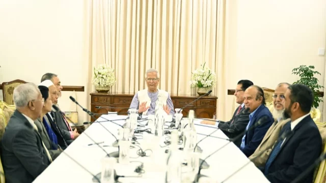 নির্বাচন-গণভোটের প্রস্তুতি সম্পর্কে প্রধান উপদেষ্টাকে অবহিত করলেন সিইসি