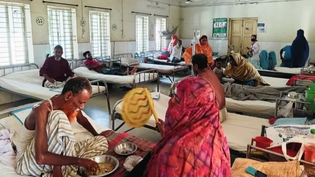 ১৯ ঘণ্টা বিদ্যুৎহীন সিরাজগঞ্জের কামারখন্দ হাসপাতাল: চরম ভোগান্তিতে রোগীরা