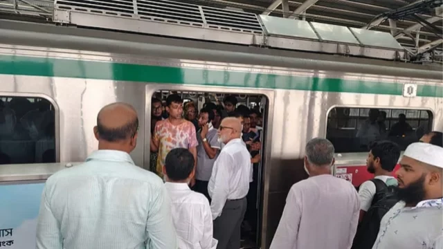 ফার্মগেট স্টেশনে মেট্রোরেল আটকে পড়ে, কয়েক মিনিট পর পুনরায় চলাচল স্বাভাবিক