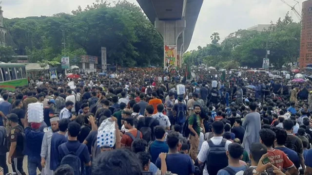 প্রকৌশল শিক্ষার্থীদের দ্বিতীয় দিনের অবরোধে শাহবাগে যানজট