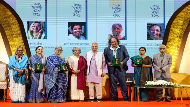 চার নারীর হাতে বেগম রোকেয়া পদক তুলে দিলেন প্রধান উপদেষ্টা