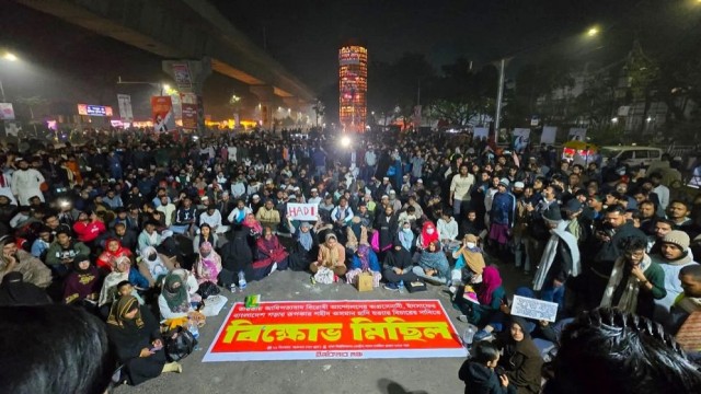 হাদি হত্যার বিচার দাবিতে শাহবাগে জমায়েত বাড়ছে, রাতভর অবস্থানের ঘোষণা