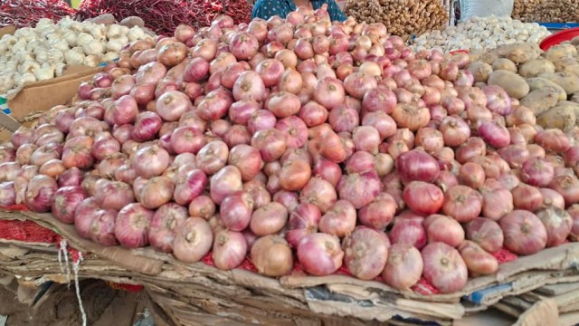 রমজানের প্রথম দিনেই চড়া পেঁয়াজের বাজার: কেজিতে বাড়লো ১০-১৫ টাকা