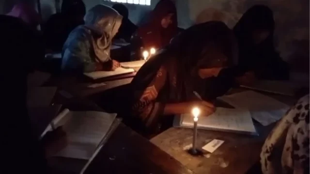 মোমবাতি জ্বালিয়ে পরীক্ষা দিল শিক্ষার্থীরা