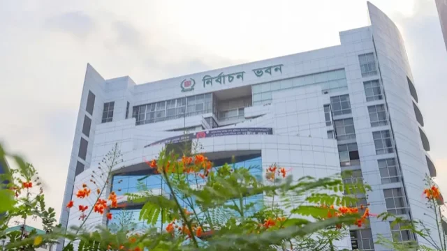নির্বাচনের আগে ইসির ৫১ কর্মকর্তার বদলি
