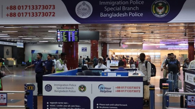 সার্ভার নেই, অফিসার নেই- ভোগান্তির নাম বাংলাদেশ ইমিগ্রেশন