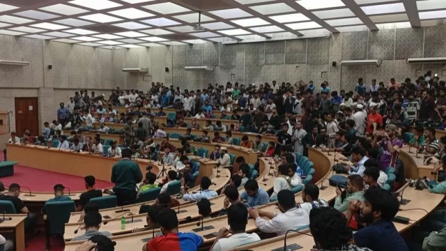 ডাকসু নির্বাচন: ফলাফলের অপেক্ষায় শিক্ষার্থীরা