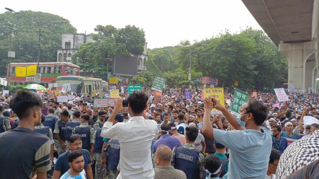 আউটসোর্সিং কর্মীদের শাহবাগ অবরোধ, যান চলাচল বন্ধ