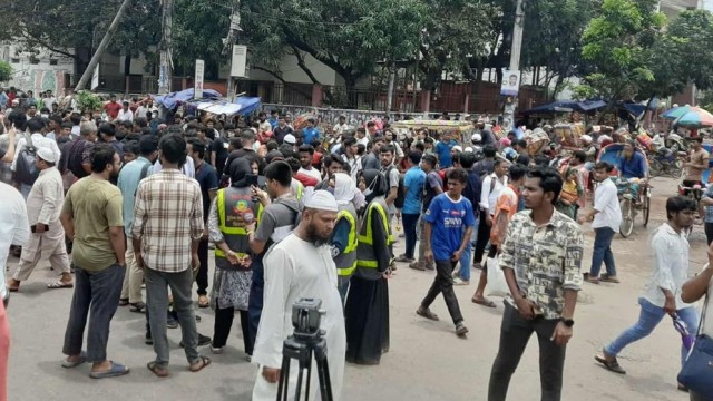 লাঠিচার্জেও সরেনি ইউআইইউ শিক্ষার্থীরা, দুর্ভোগে সাধারণ মানুষ