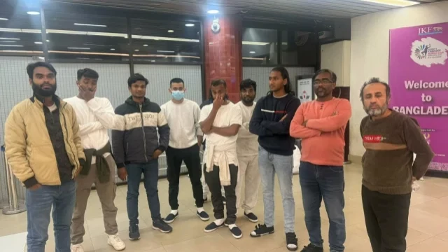 হ্যান্ডকাফ-শেকল পরিয়ে আরও ৩১ বাংলাদেশিকে ফেরত পাঠাল যুক্তরাষ্ট্র