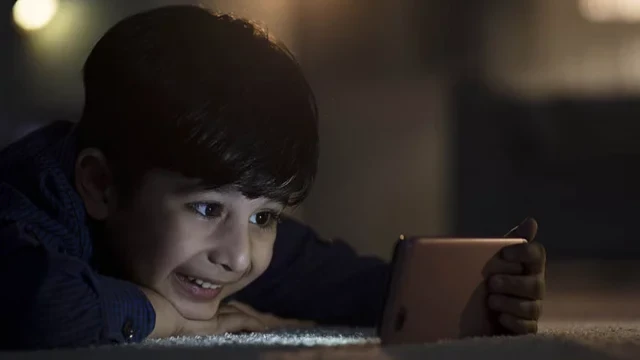 শিশুর হাতে স্মার্টফোন দিচ্ছেন? জেনে নিন কী ক্ষতি হয়