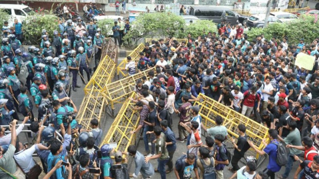 জবি শিক্ষার্থীদের লংমার্চে পুলিশের বাধা, লাঠিচার্জ-টিয়ারগ্যাসে শতাধিক আহত