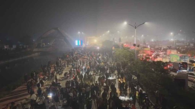 রাতেই পরিপূর্ণ পূর্বাচলে মঞ্চের আশপাশ