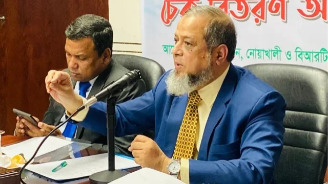 মোটরসাইকেল বিক্রিতে দুটি হেলমেট ফ্রি বাধ্যতামূলক করতে যাচ্ছে বিআরটিএ