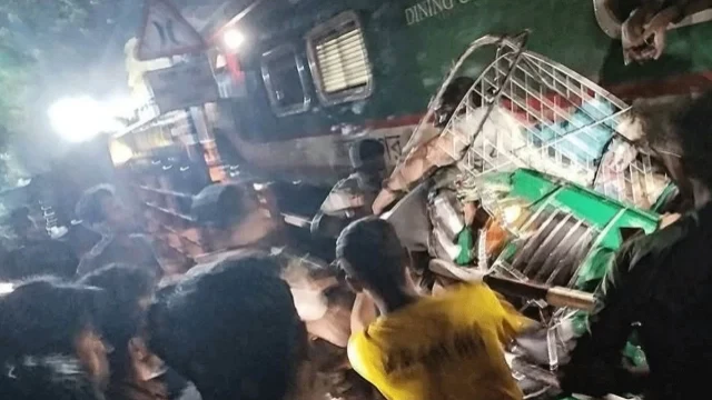 কালুরঘাট সেতুতে ট্রেনের ধাক্কায় দুমড়েমুচড়ে গেল কয়েকটি গাড়ি, বহু হতাহতের শঙ্কা