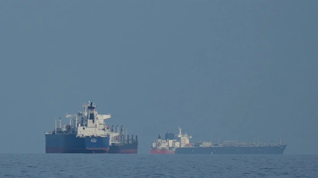 বিশ্ববাজারে তেলের দাম নিয়ন্ত্রণে ইরানের ওপর থেকে নিষেধাজ্ঞা শিথিলের কথা ভাবছে যুক্তরাষ্ট্র