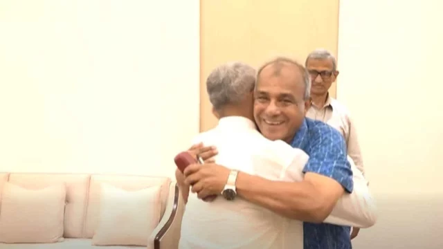 বাবরকে স্যার স্যার করে জড়িয়ে ধরলেন স্বরাষ্ট্র উপদেষ্টা