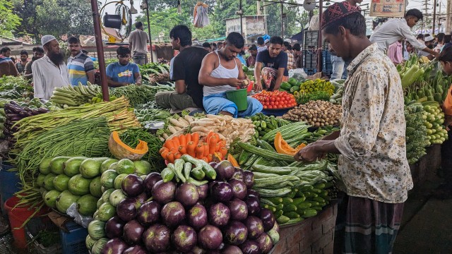 নিত্যপণ্যের বাজারে অস্থিরতা: পিষ্ট হচ্ছে মধ্যবিত্ত, সংকটে সাধারণ মানুষের জীবনযাত্রা